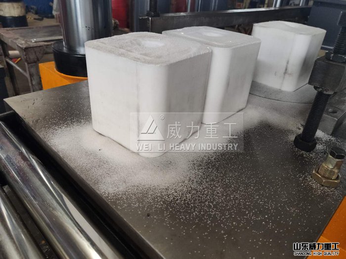 盐砖液压机加工试机成品