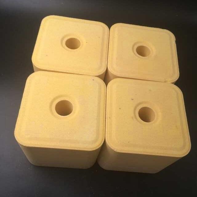 四柱液压机压制牛羊舔砖成品