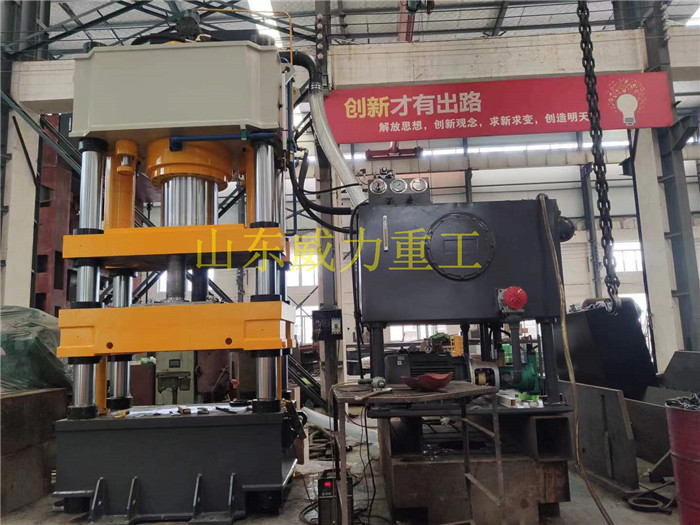 牛羊舔砖成型液压机压制过程