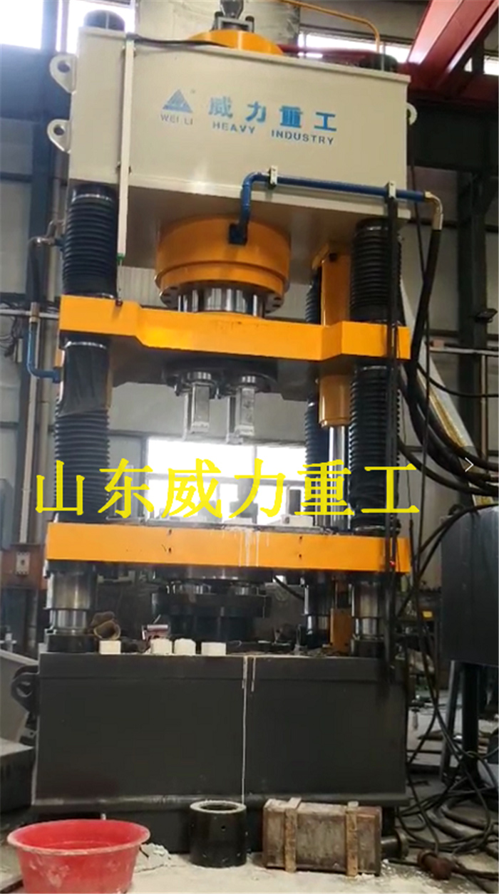 牛羊舔砖成型液压机压制车间