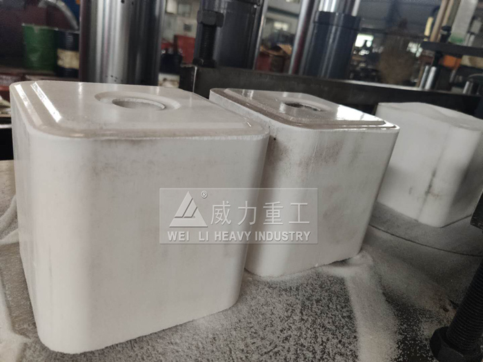 盐砖液压机压制盐砖成品