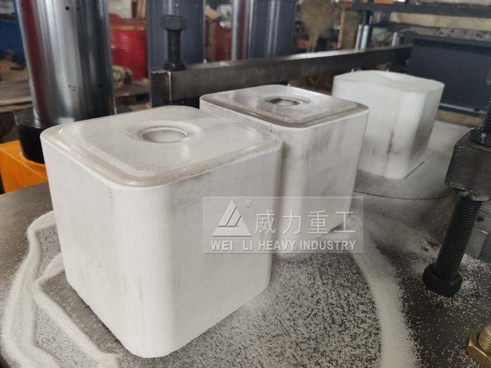四梁四柱液压机压制盐砖块